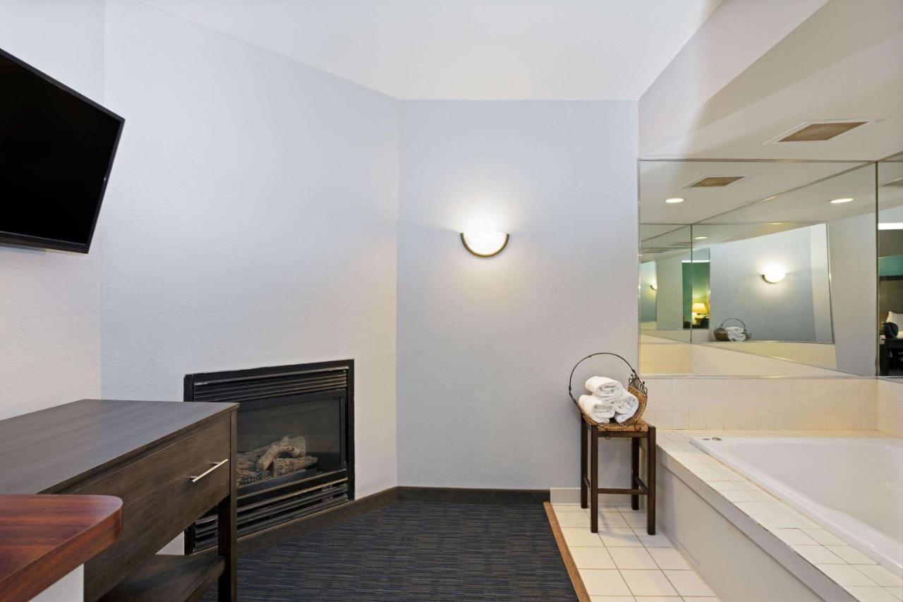 La Quinta By Wyndham Omaha Airport Downtown Hotel Carter Lake Exterior photo
